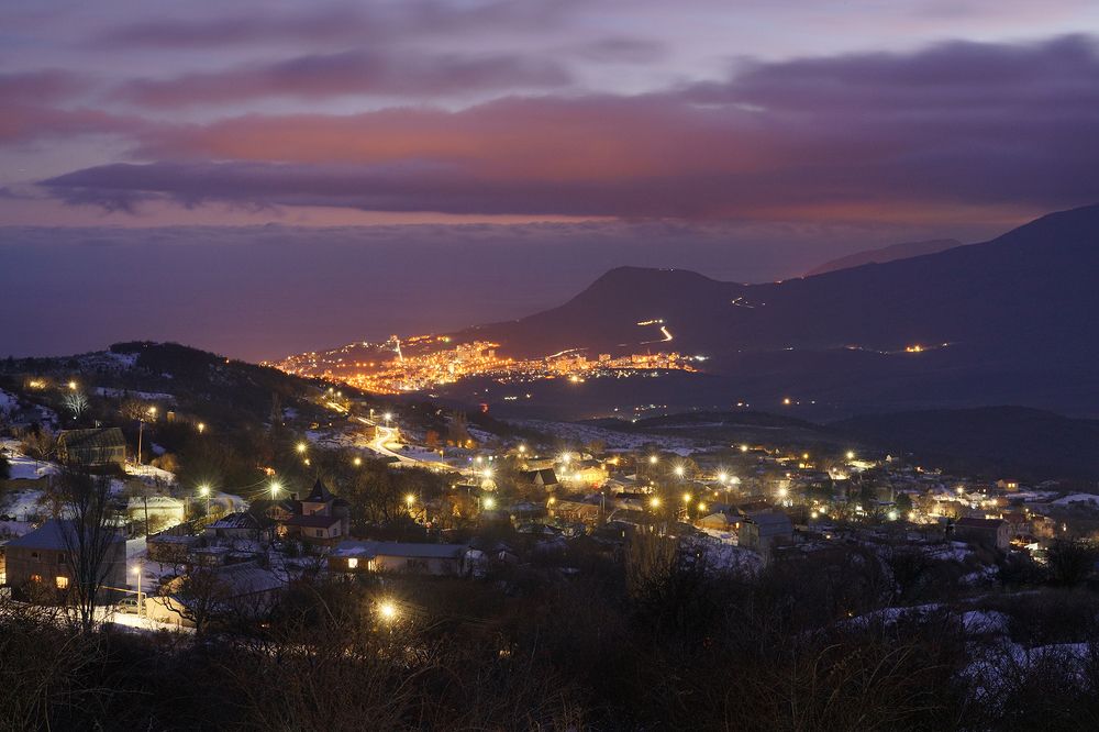 Ночная Алушта. Вид на гору