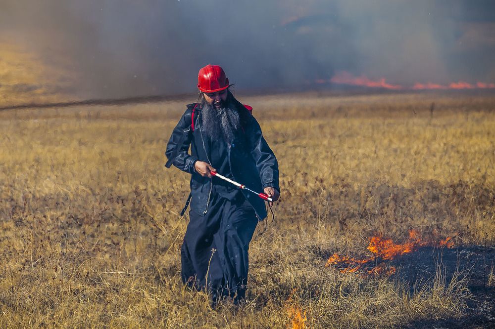 Священник против огня