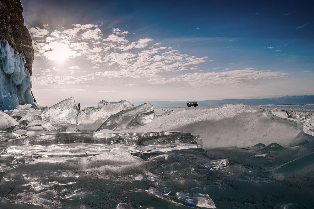 Машина, скользящая по льду Байкала