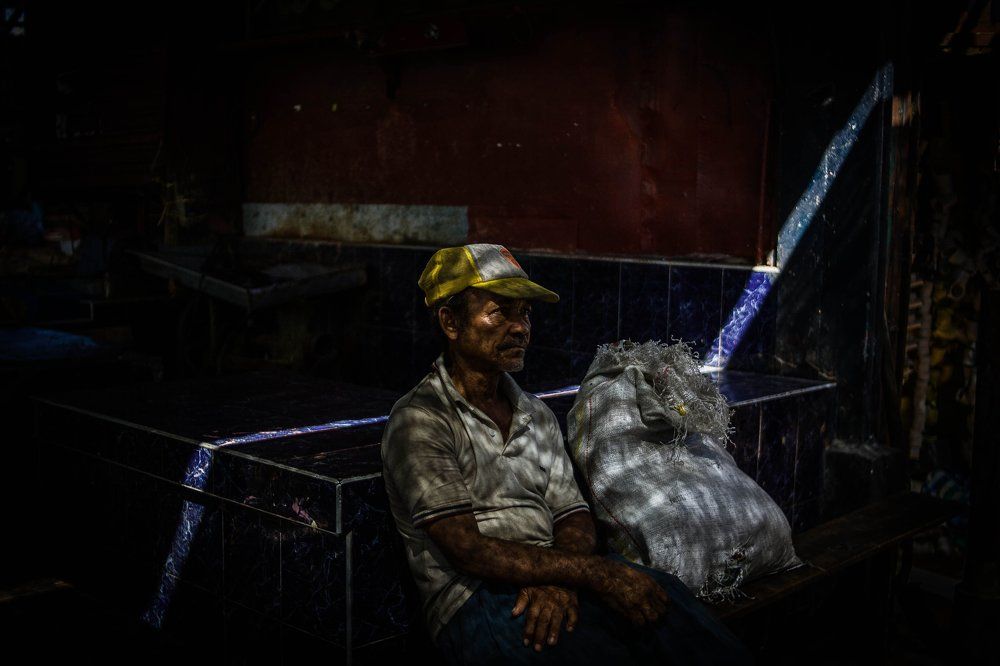 Hombre mirando al sudeste