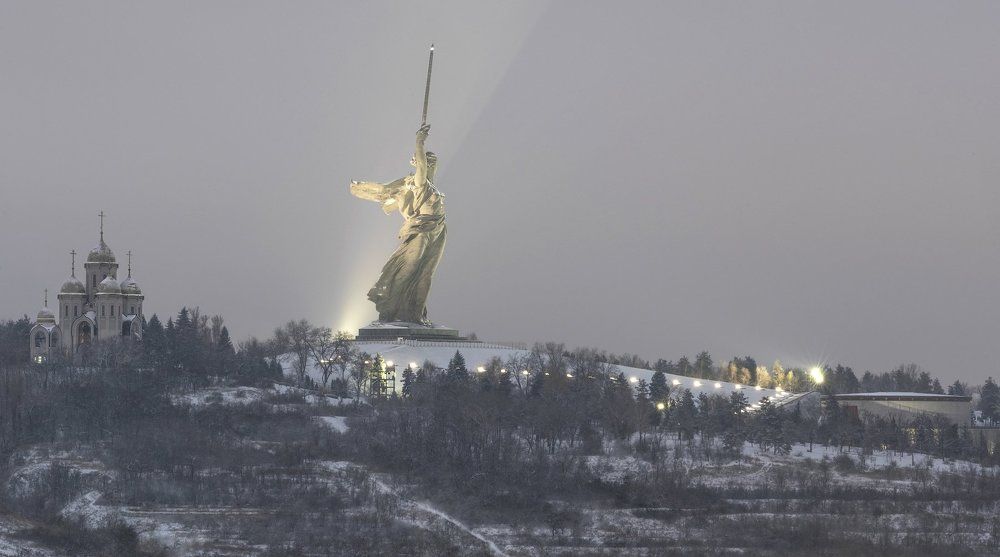 Засыпанный снегом Мамаев курган