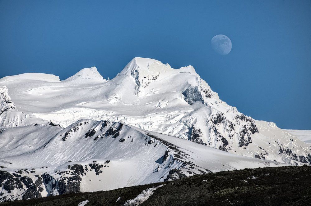 Луна над белым гребнем