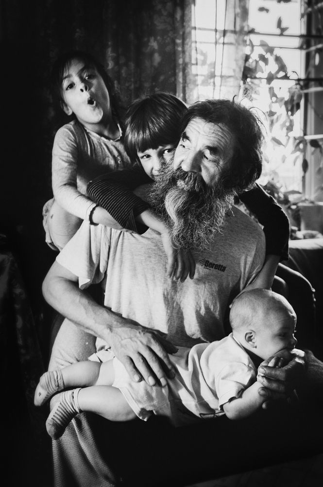 Дедушка с внуками