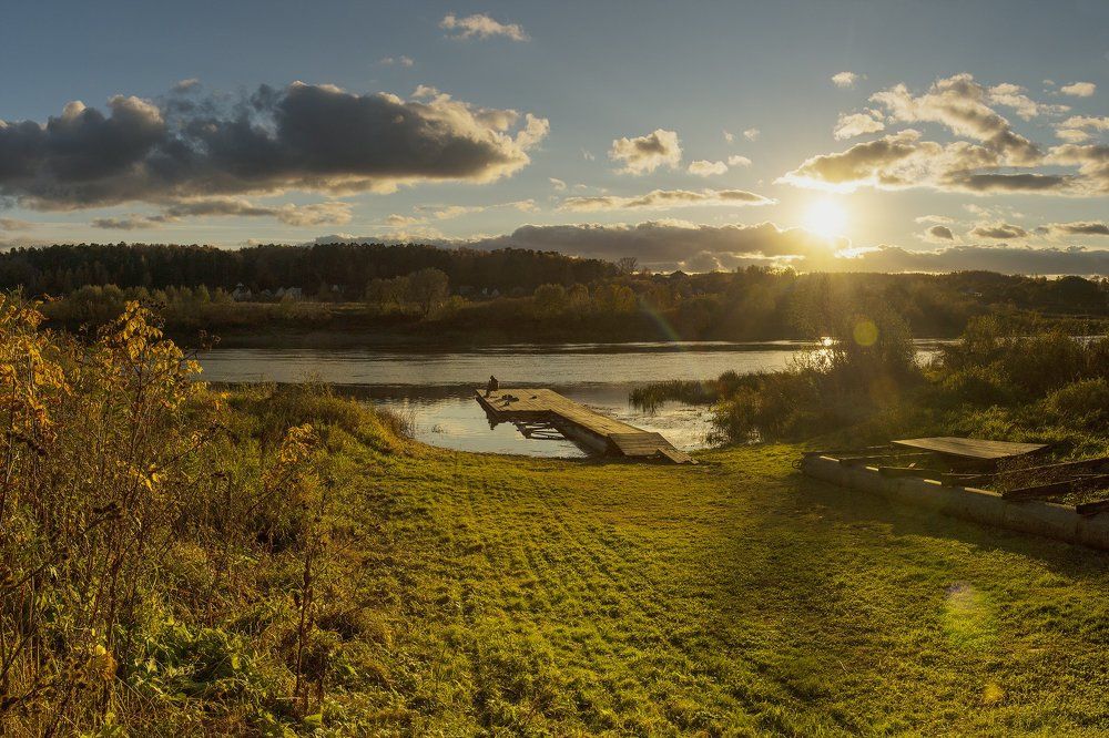 С причала рыбачил...