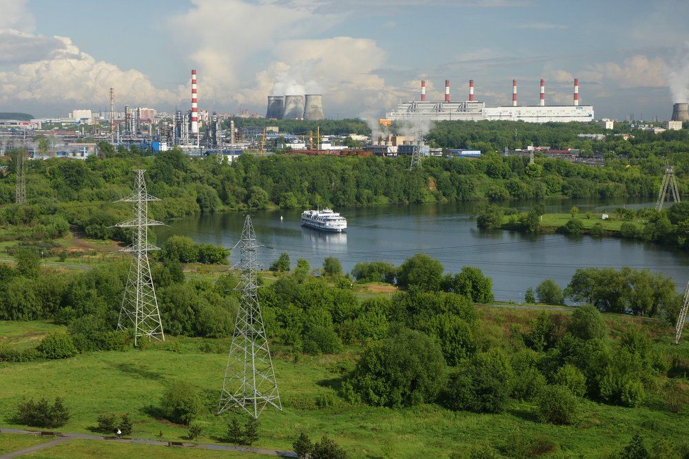 Вид на реку Москва и НПЗ после дождя
