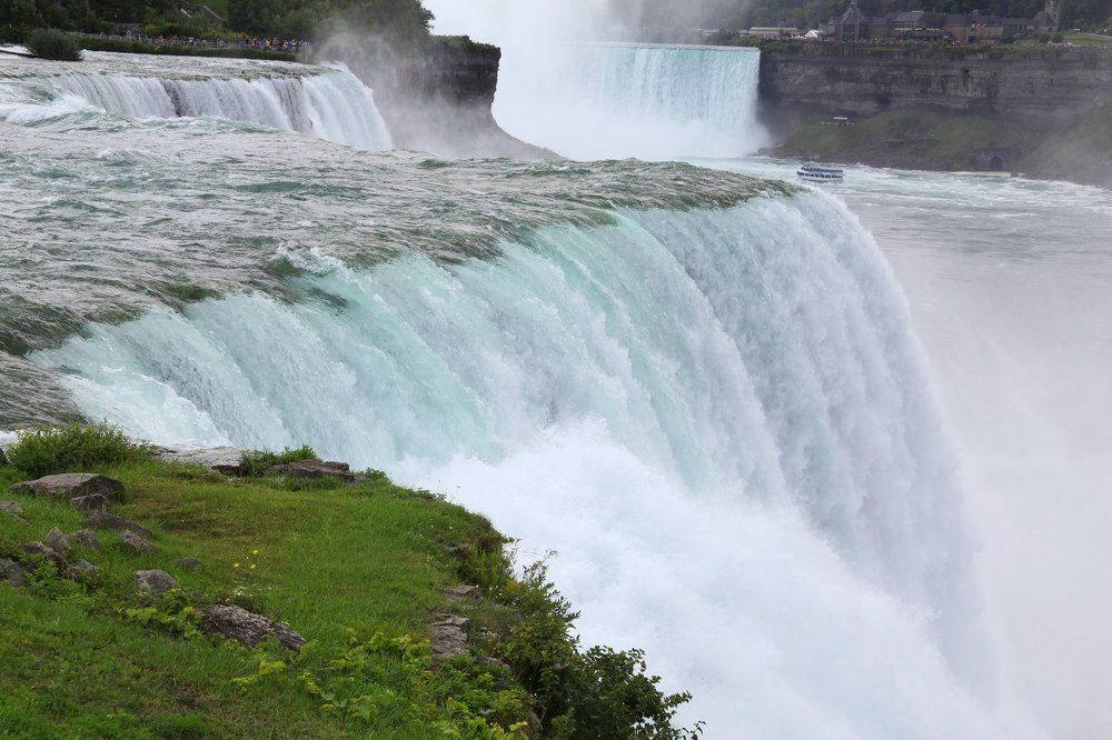 Мощные струи водопада. Ниагарский.