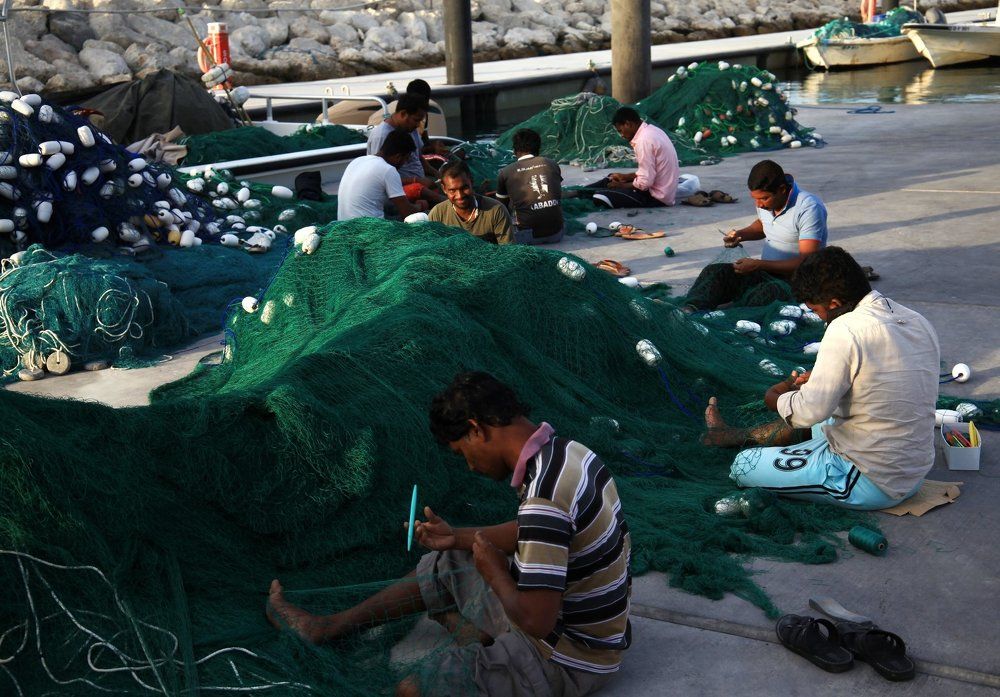 Рыбаки чинят сети. Дубай. Персидский залив.