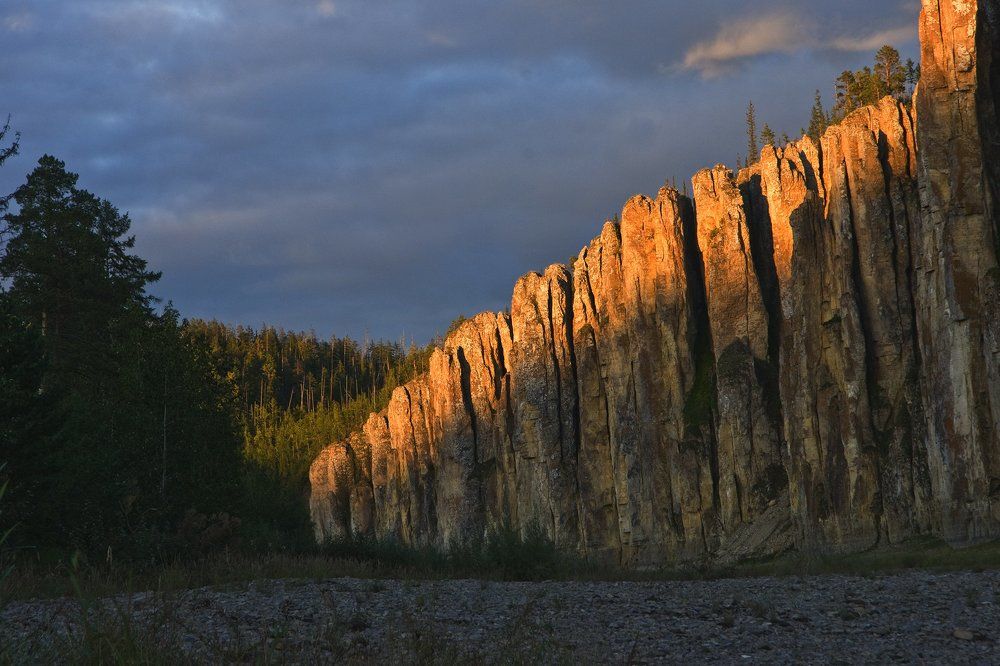 свет солнца на верхушках скал