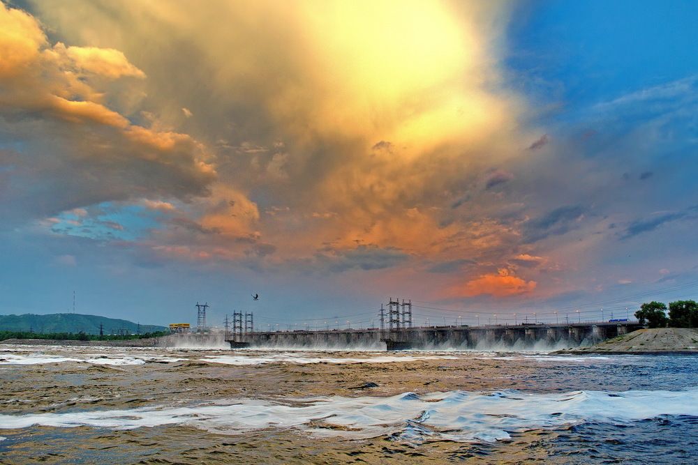 Краски рассветного неба над Волгой