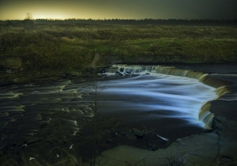 Ночной водопад: над пропастью из тьмы