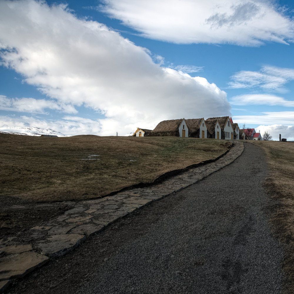 Дорога к торфяным домикам