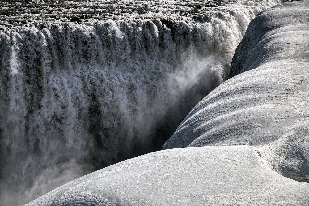Водопад в снегах