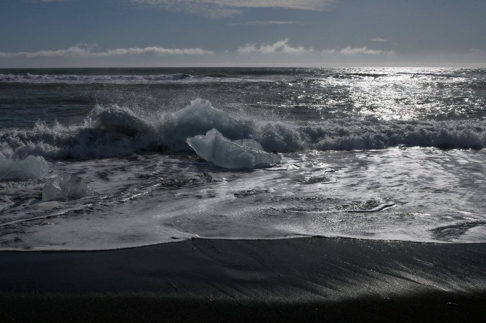 Льдинки в набежавшей волне