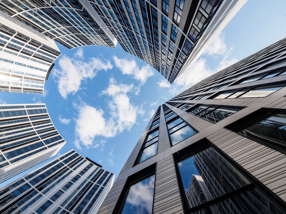 Мягкий знак на небосводе.