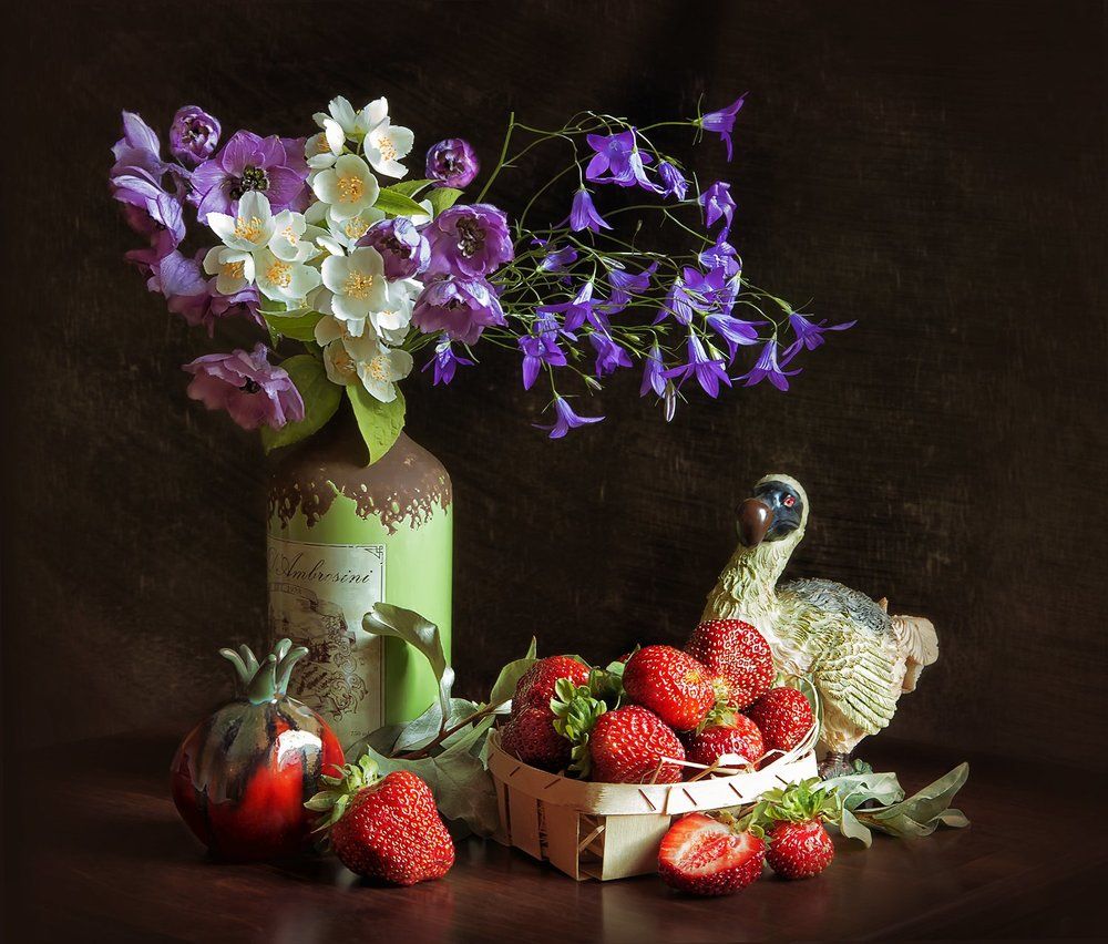 Натюрморт с клубникой и букетом