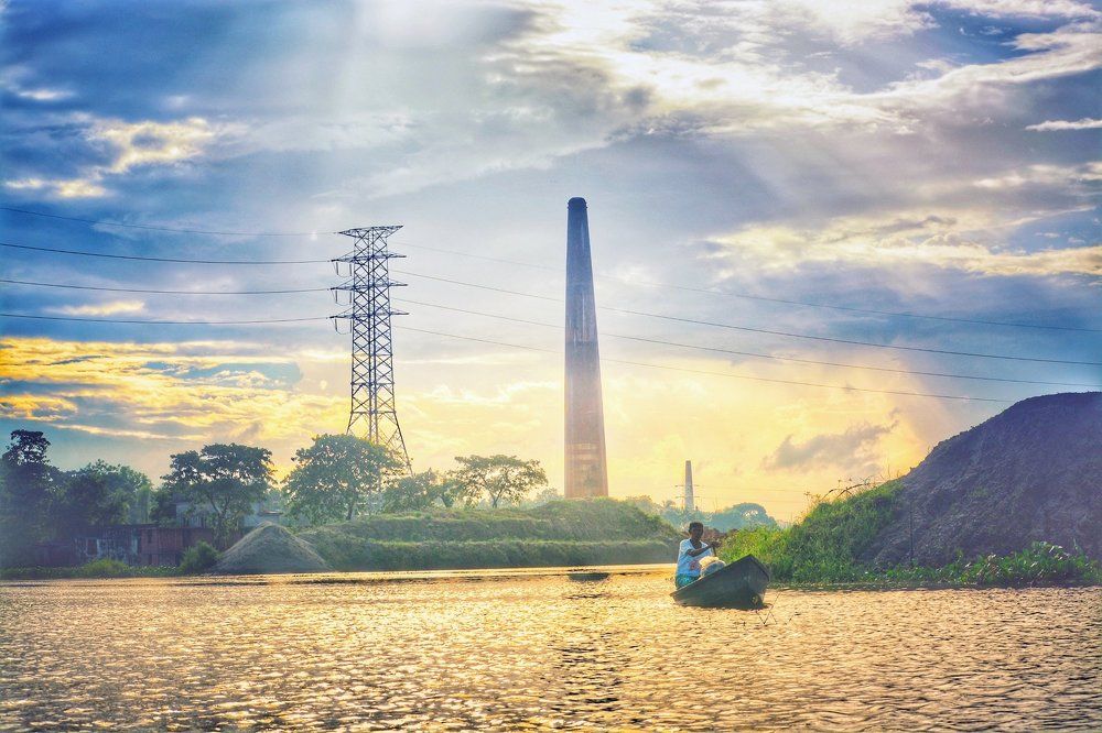 Crossing the luggage with the boat