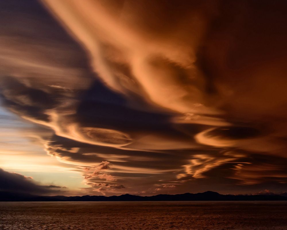 Лентикулярные облака на закате.