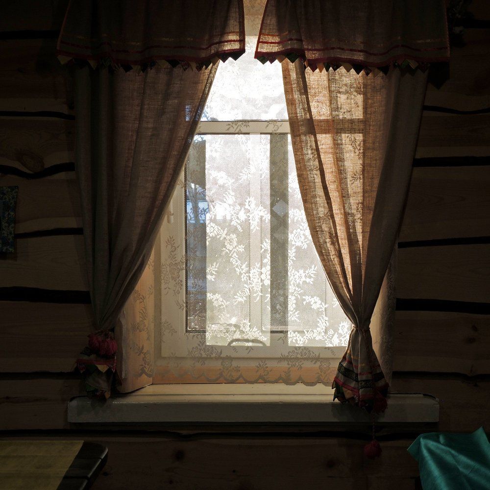 За окном моим светло...