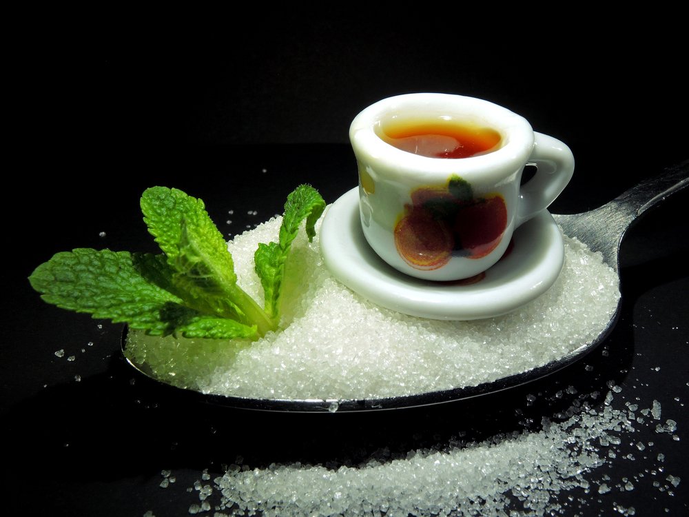 Чашка чая в сахаре с мятой...