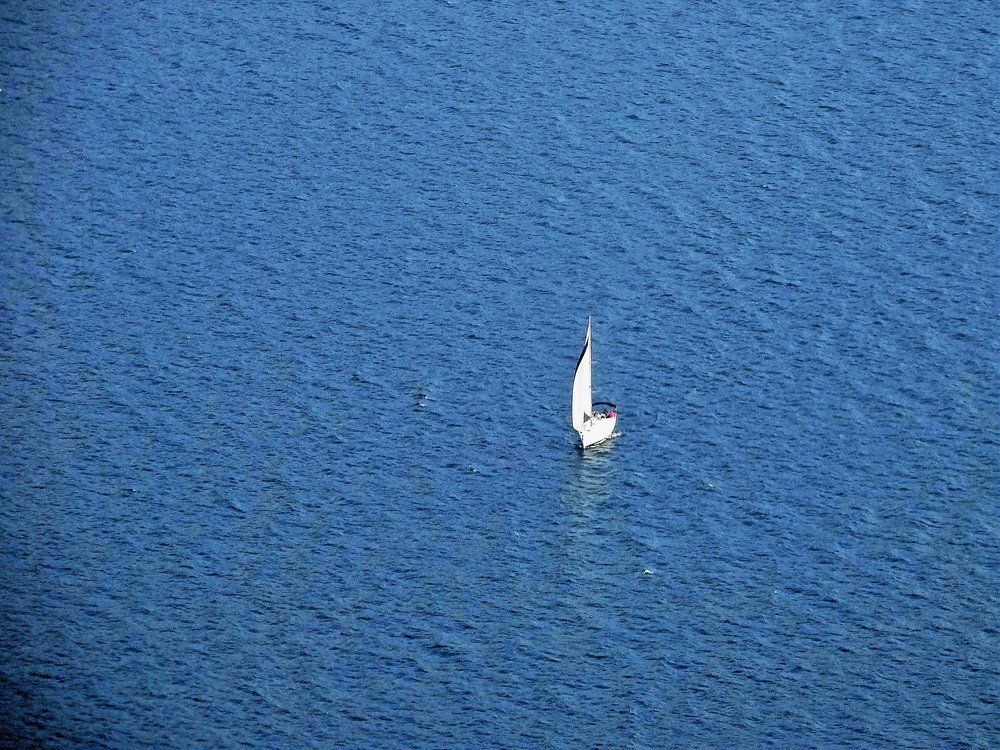 Белеет парус одинокий