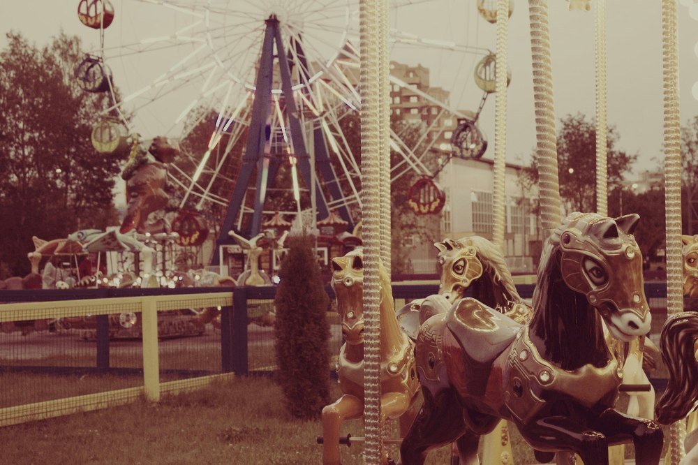 Карусель в парке