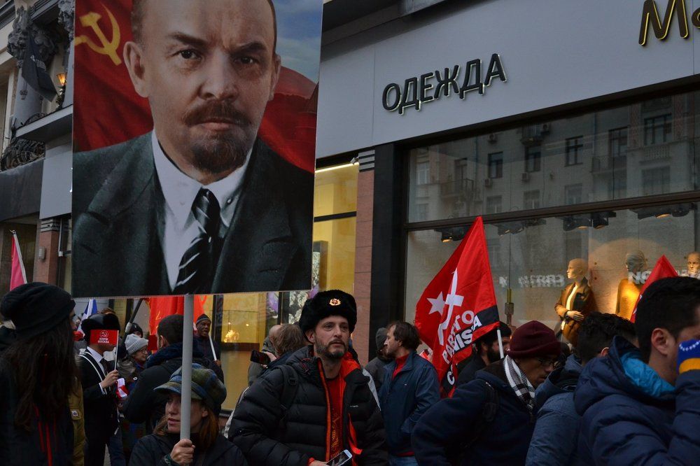 "...И Ленин такой молодой,  И юный Октябрь впереди"