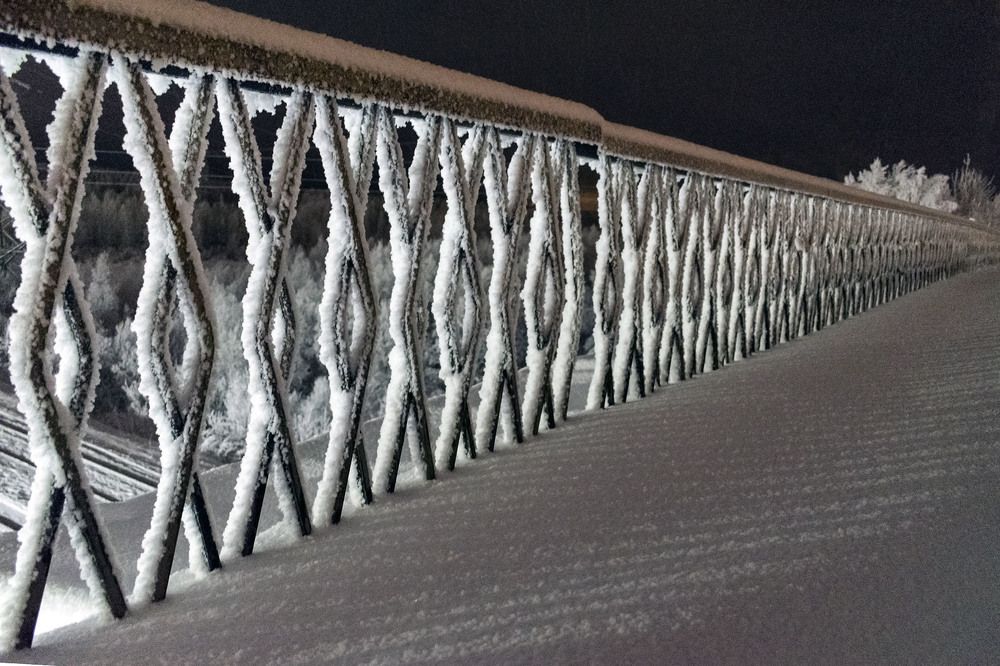 Иней на бордюре...