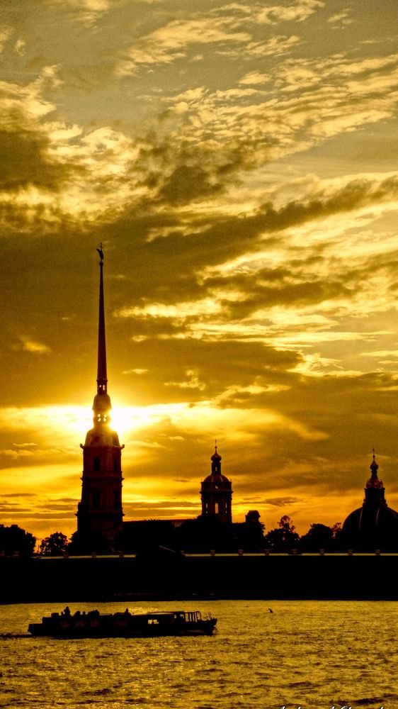Закат за Петропавловской крепостью