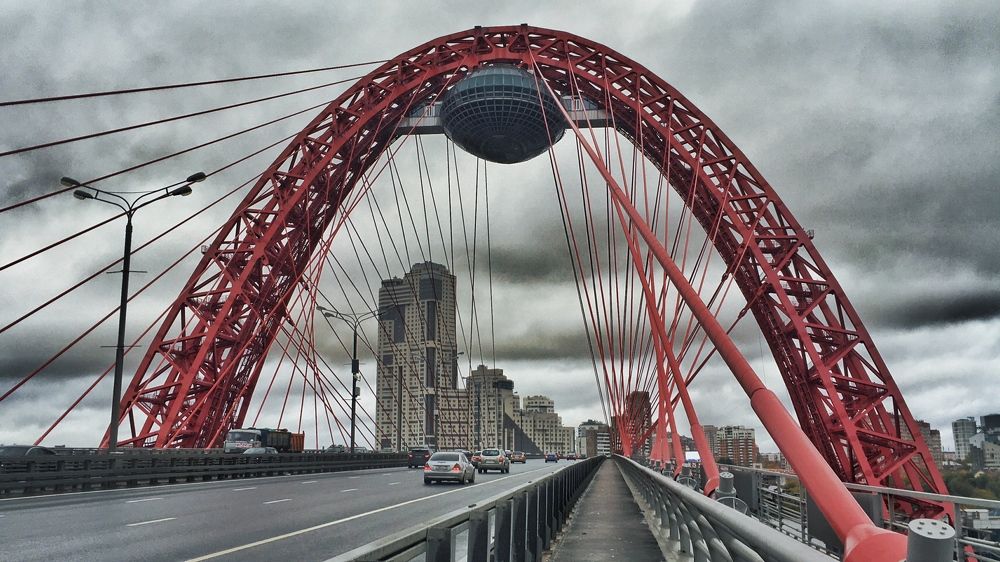 Красное на фоне серого!