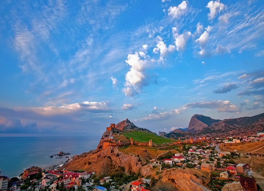 Утро  Генуэзской крепости