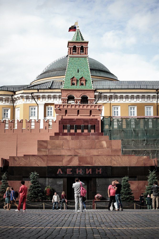 На оси времени