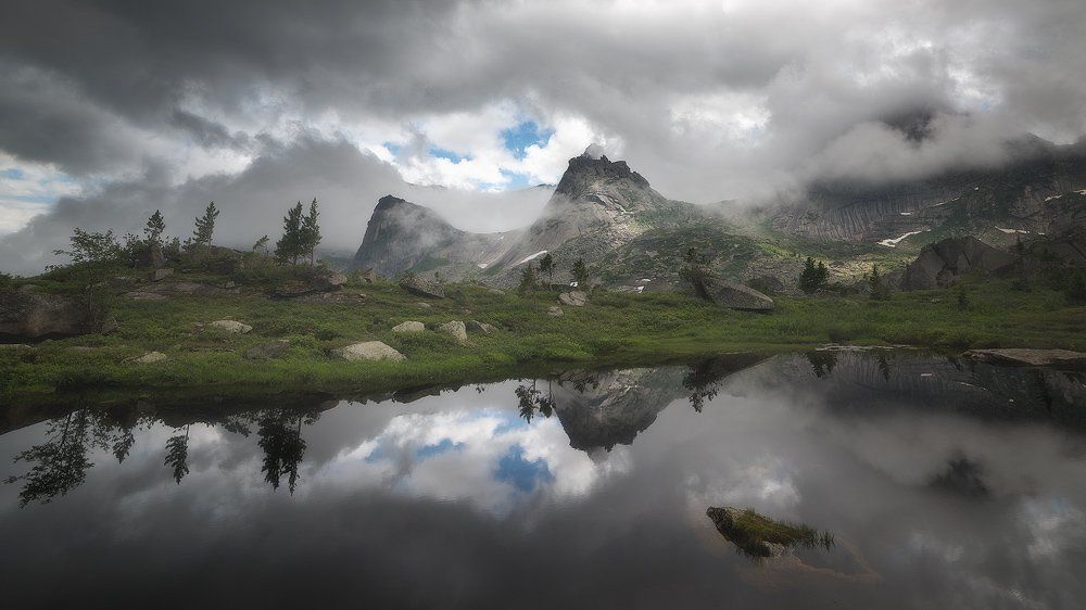Пасмурное утро на озере Ласточка