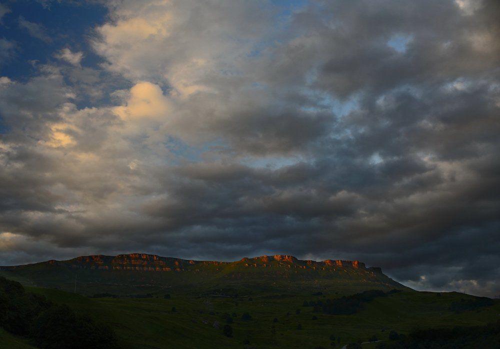 И красным скалы обдало