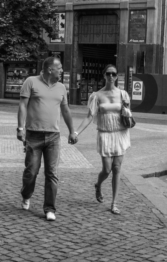 По главной улице.