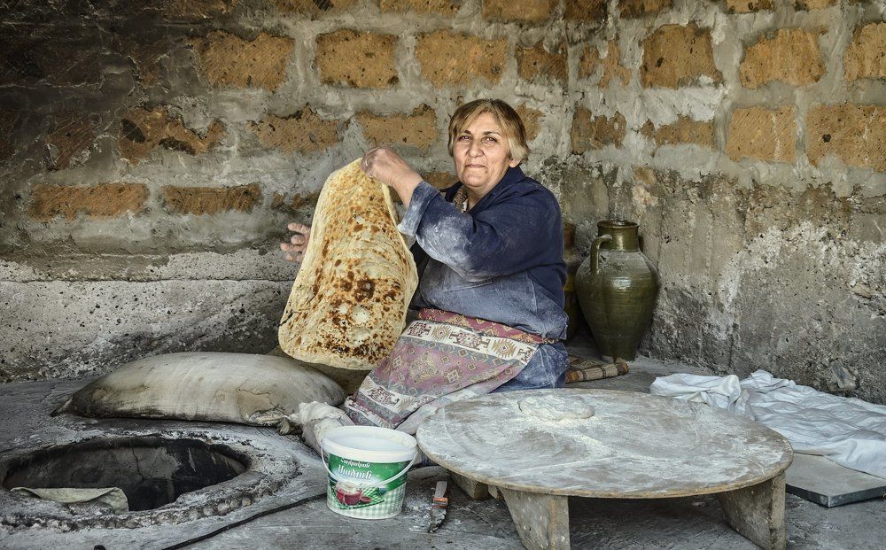 Бабушка Цахик печёт лаваш.
