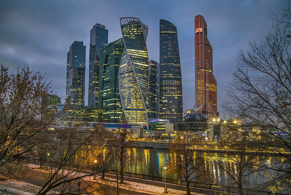 На том берегу.