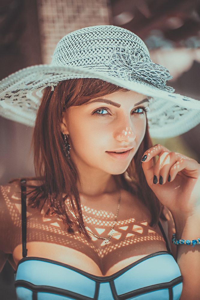 Девушка в шляпе