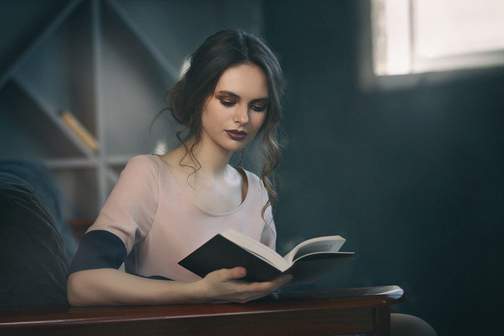 Девушка с книгой