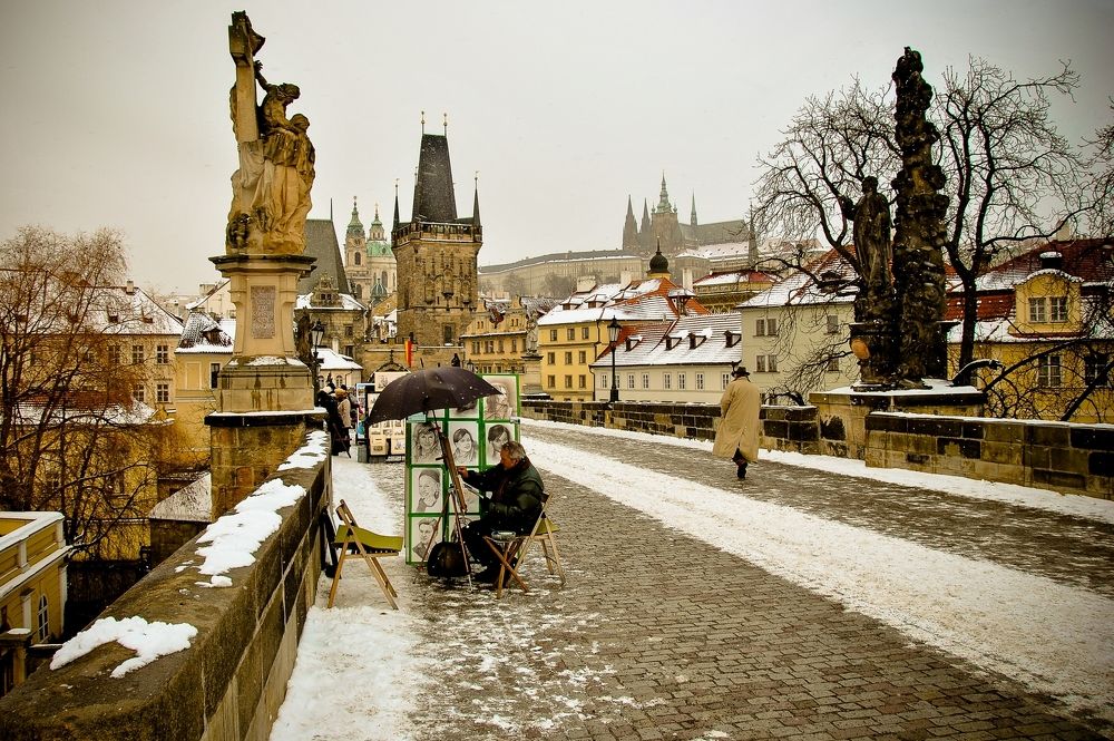 Снег в городе.