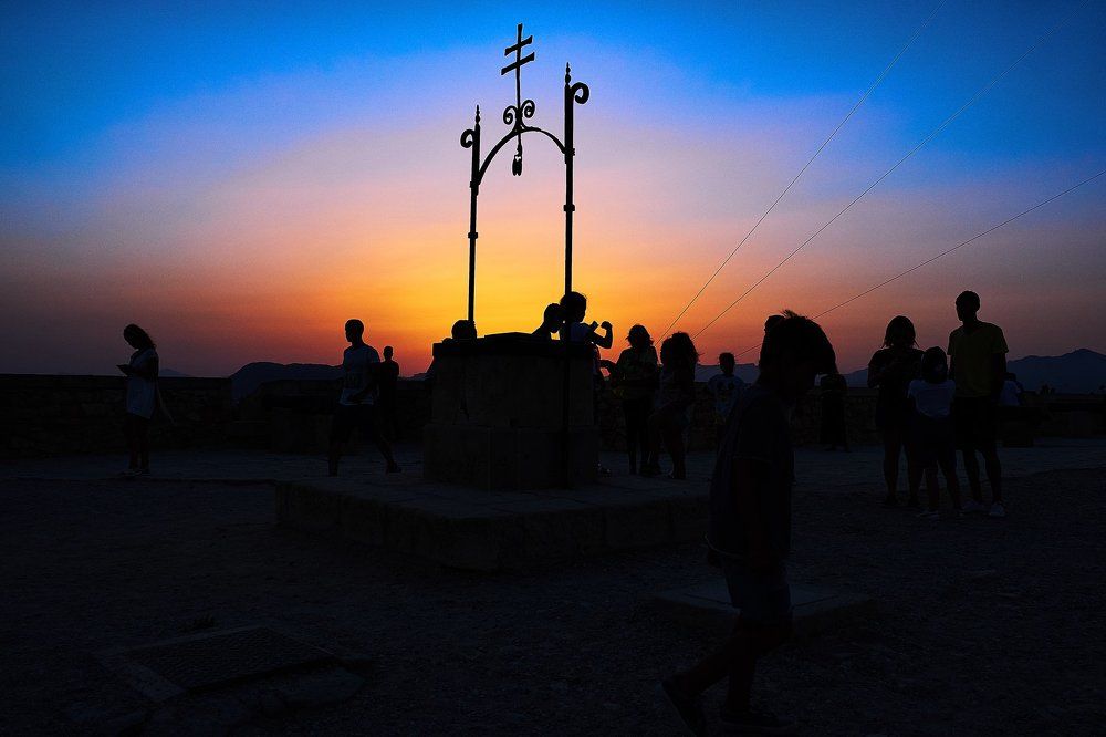 Старый колодец на закате