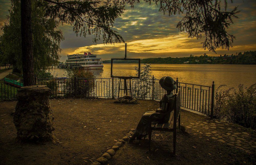 Дачница . Золотой закат .