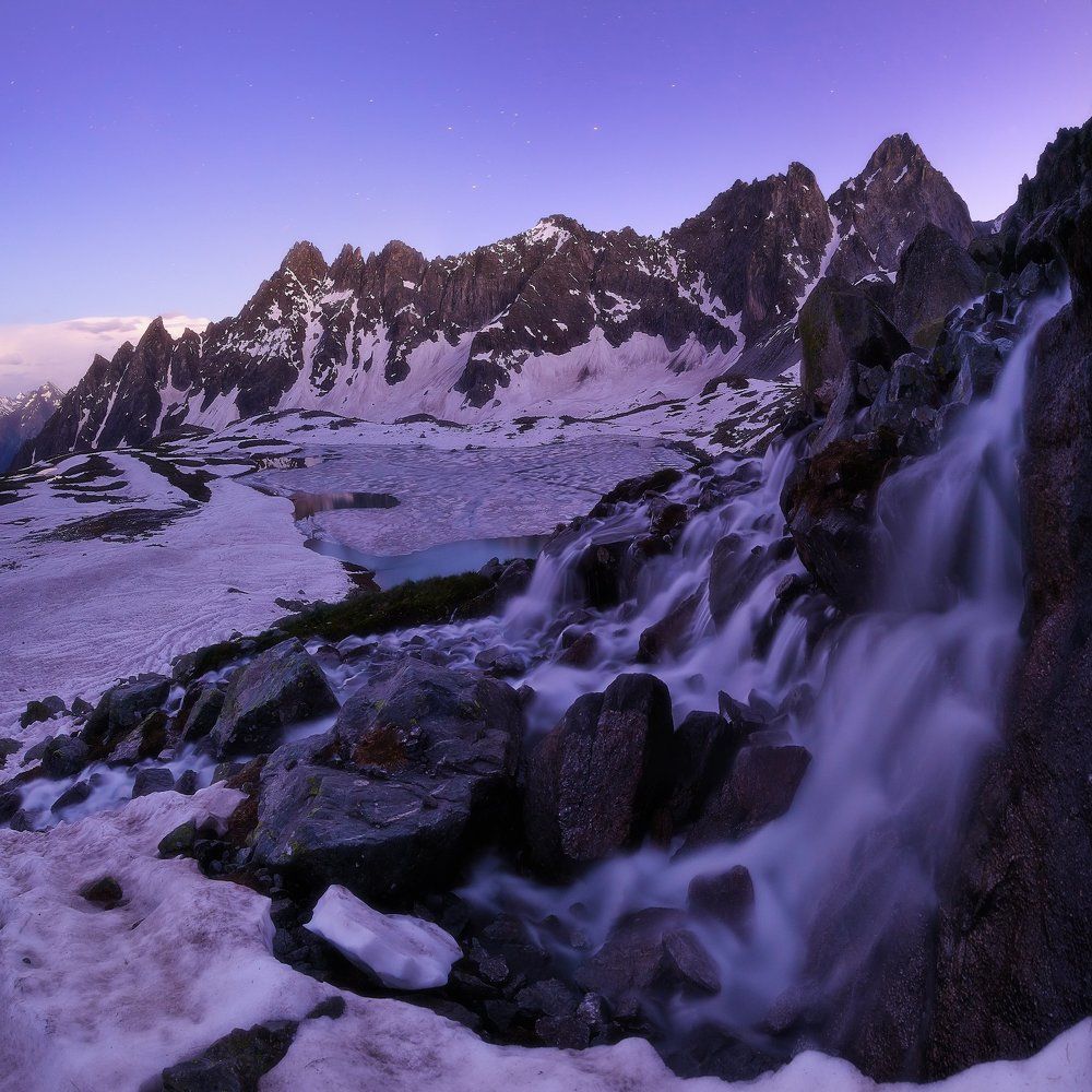 Озеро в снегу