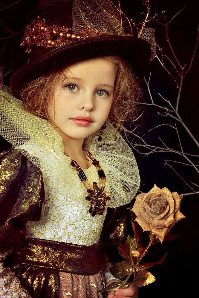 Девочка с розой .