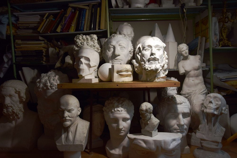 В мастерской. Знакомые лица.