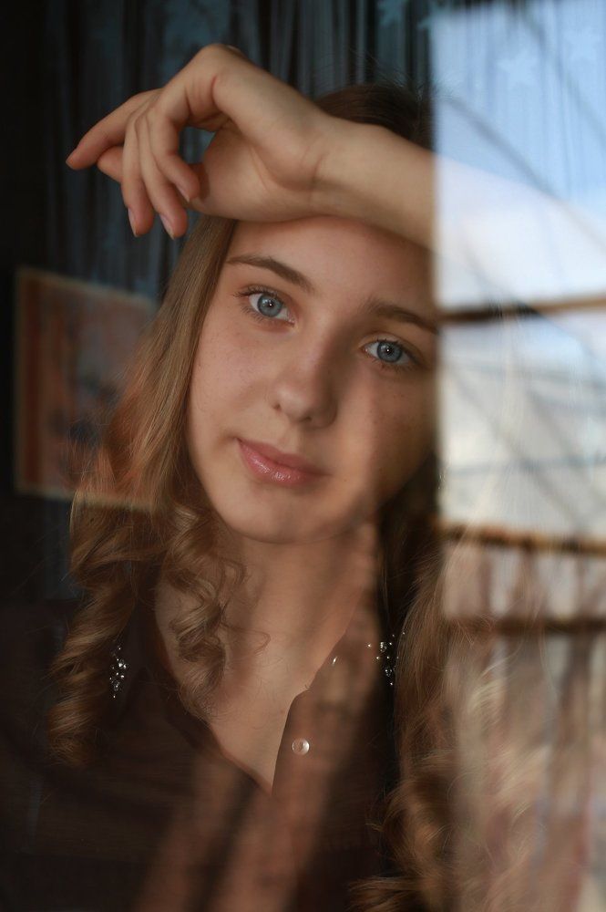 Девушка в окошке