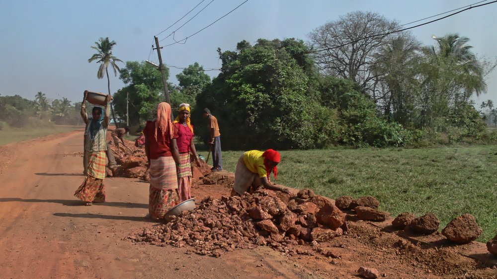Так строят дороги в Индии.