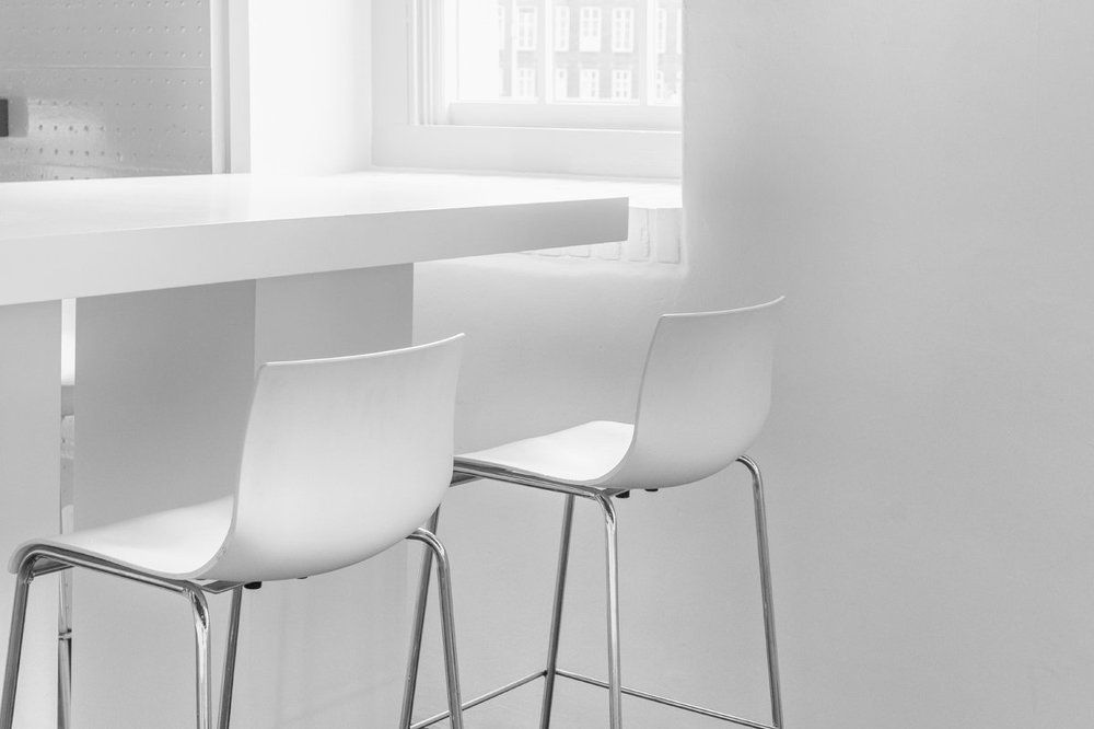 Белые стулья.