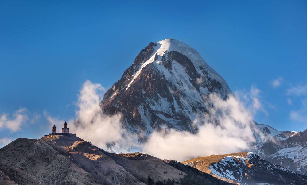 Гора Казбек и Троицкая церковь