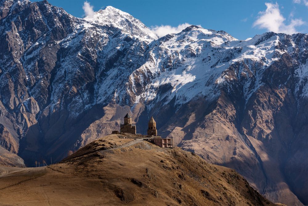 Троицкая церковь осенью (Грузия)