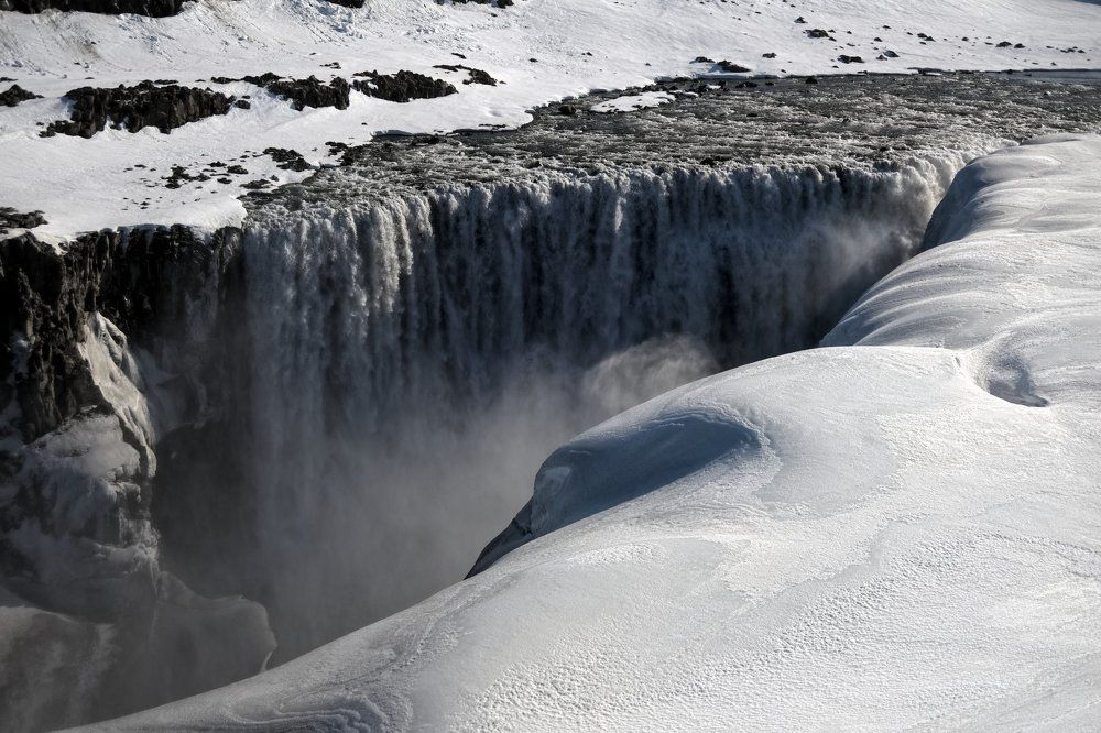 Водопад в снегах